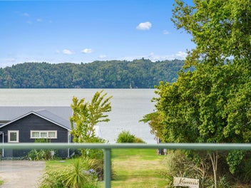 Luxury Living on the Lake!