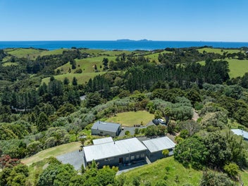 Matapouri’s best: space, style, and stunning...