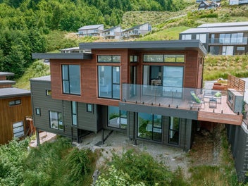 Hilltop Haven - Epic lake view holiday home