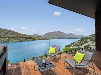 Hilltop Haven - Epic lake view holiday home