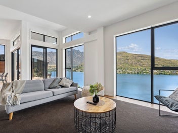 Hilltop Haven - Epic lake view holiday home