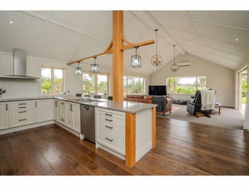 PRIVATE LIVING IN FABULOUS LOCATION