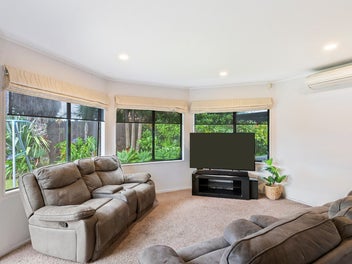 URGENT SALE! OWNERS MOVING OVERSEAS!