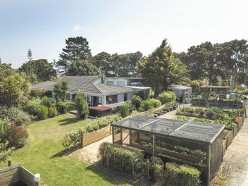 Home & 2ha Lifestyle -Contractors yard /. Shedding