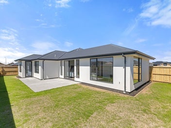 Brand new 4 bed 3 toilets! Ready now!