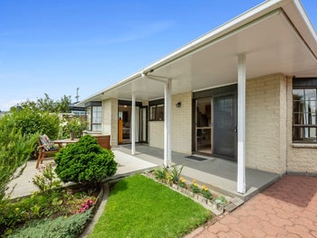 Sunny and Spacious Townhouse Close to Hospital
