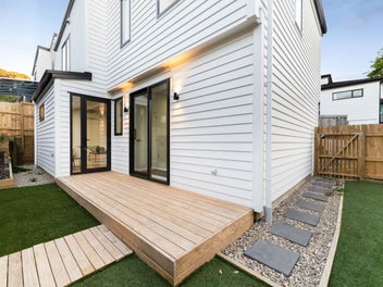 Free-standing Brand New Beauty in Central Location