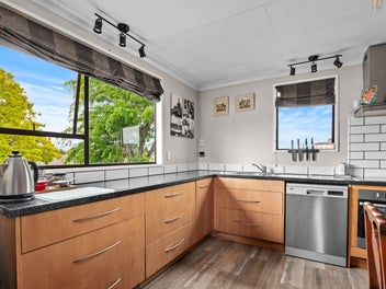 LARGE FAMILY HOME - SPACE & OPPORTUNITY