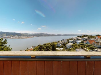 5 Reasons to Snap Up This Harbourside Beauty!