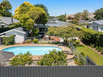 Golden Location - Inner Maxwell Rd. Pool