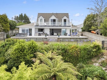 Lakeside Luxury with Lakefront Views