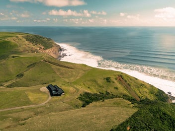 Parihoa Estate: Luxury Living, Coastal Trophy