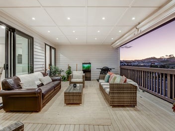 Lux family home, close to everything!