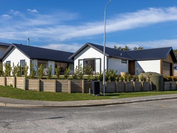 Immaculate as new contemporary home