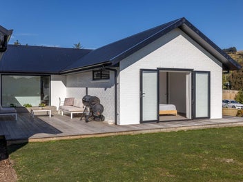 Immaculate as new contemporary home