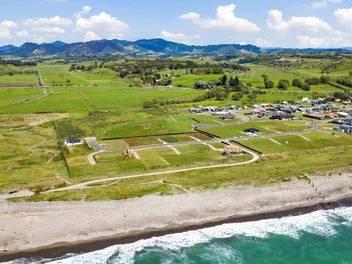 Coastal Paradise Awaits – Beach Access & Views