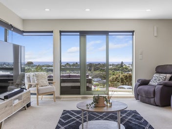 PEACEFUL EASY LIVING & VIEWS TO LOVE!