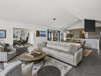 EXECUTIVE RESORT-STYLE LIVING