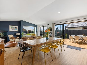 5 Double Bedrooms + 2 Living