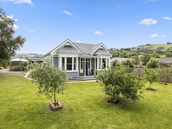 Coastal Charm and Modern Versatility