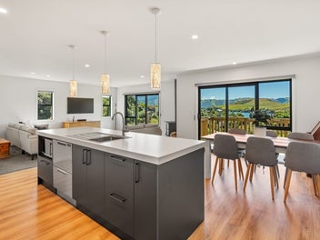 Priced to Sell – Stunning Views, Serene Lifestyle!