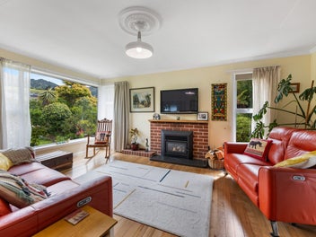 Refreshed 2-Bed/2 Living with a Fantastic Section