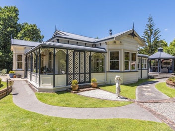 Timeless elegance in the heart of Raumati Beach