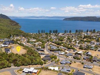 Prime Kinloch Section with Stunning Lake Views