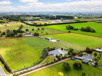 Versatile lifestyle opportunity close to town