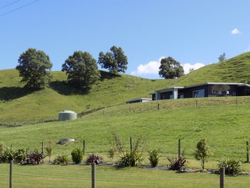 Modern Living - Country Lifestyle!