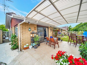Stand Alone Brick and Tile! Top Location!