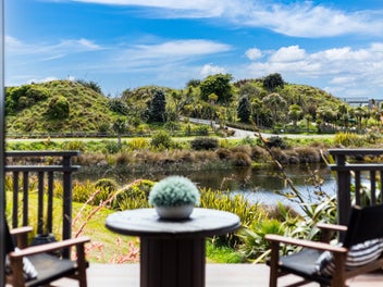 SECLUDED LAKE HOUSE-AMONGST THE DUNES