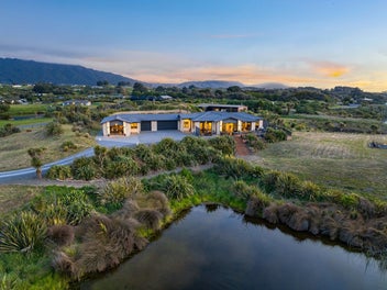 SECLUDED LAKE HOUSE-AMONGST THE DUNES