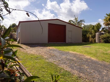 Lifestyle living with massive workshop.