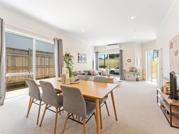 Sunlit Stylish & Spacious: Sellers Moving Overseas