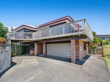 Classic Family Living with Grandstand Views