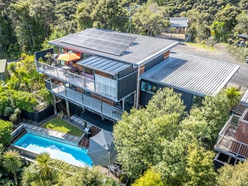 Modern Oasis with Heated Swimming Pool and Enterta