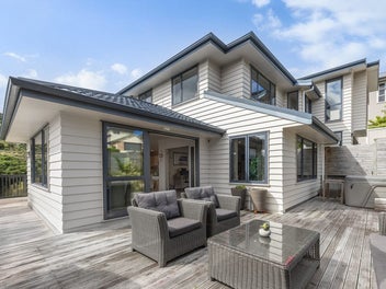 SUNNY AND SPACIOUS FAMILY HOME - WHITBY!