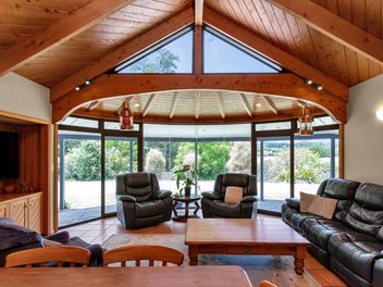 A Must View - Lifestyle Retreat!