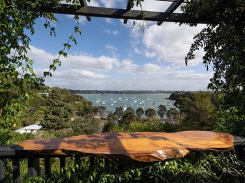 Skyline Sanctuary – Where Bush Meets Bay
