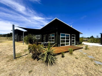 SPACIOUS FAMILY LIVING IN WAITARERE RISE
