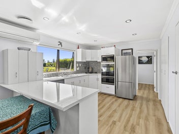 FAMILY HOME & KENNELS IN GOLDEN BAY
