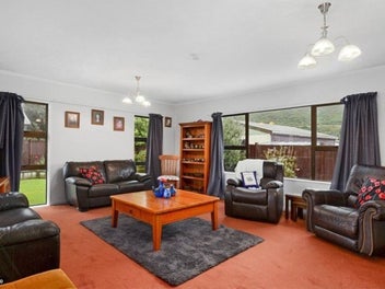 Charming Family Home Totara Park