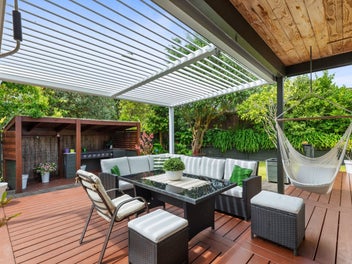 Substantial family home with stunning views!
