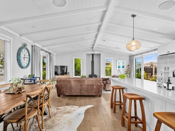 CHARMING CONTEMPORARY COTTAGE WITH MODERN FLAIR