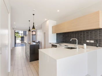 LIGHT BRIGHT & BREEZY TOWNHOUSE