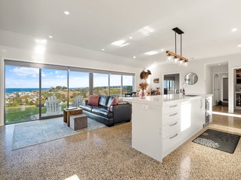 Family lifestyle, stunning coastal views