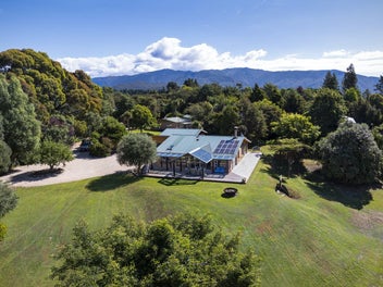 Discover your seaside Golden Bay escape