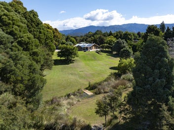 Discover your romantic Golden Bay escape