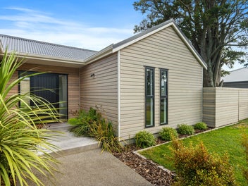 Light & Bright in The Barracks! BEO $985,000